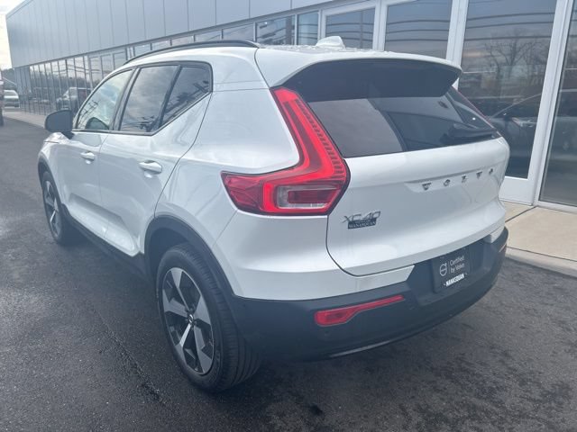 Certified 2025 Volvo XC40 B5 Plus AWD/4WD image 3