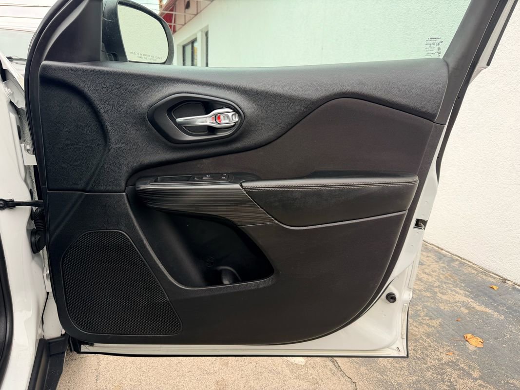 Used 2017 Jeep Cherokee Latitude image 28