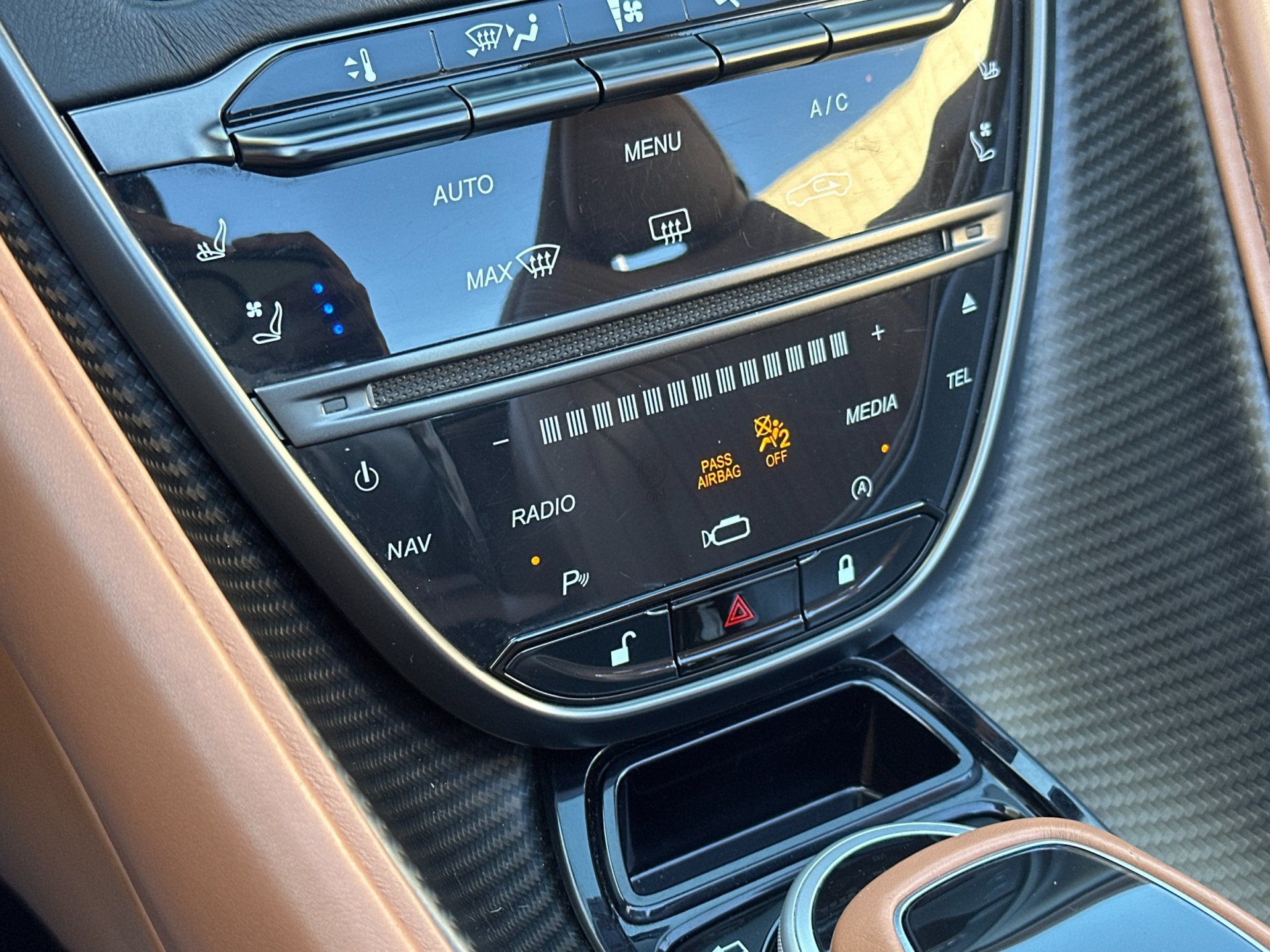 Used 2019 Aston Martin DB11 Volante RWD image 22