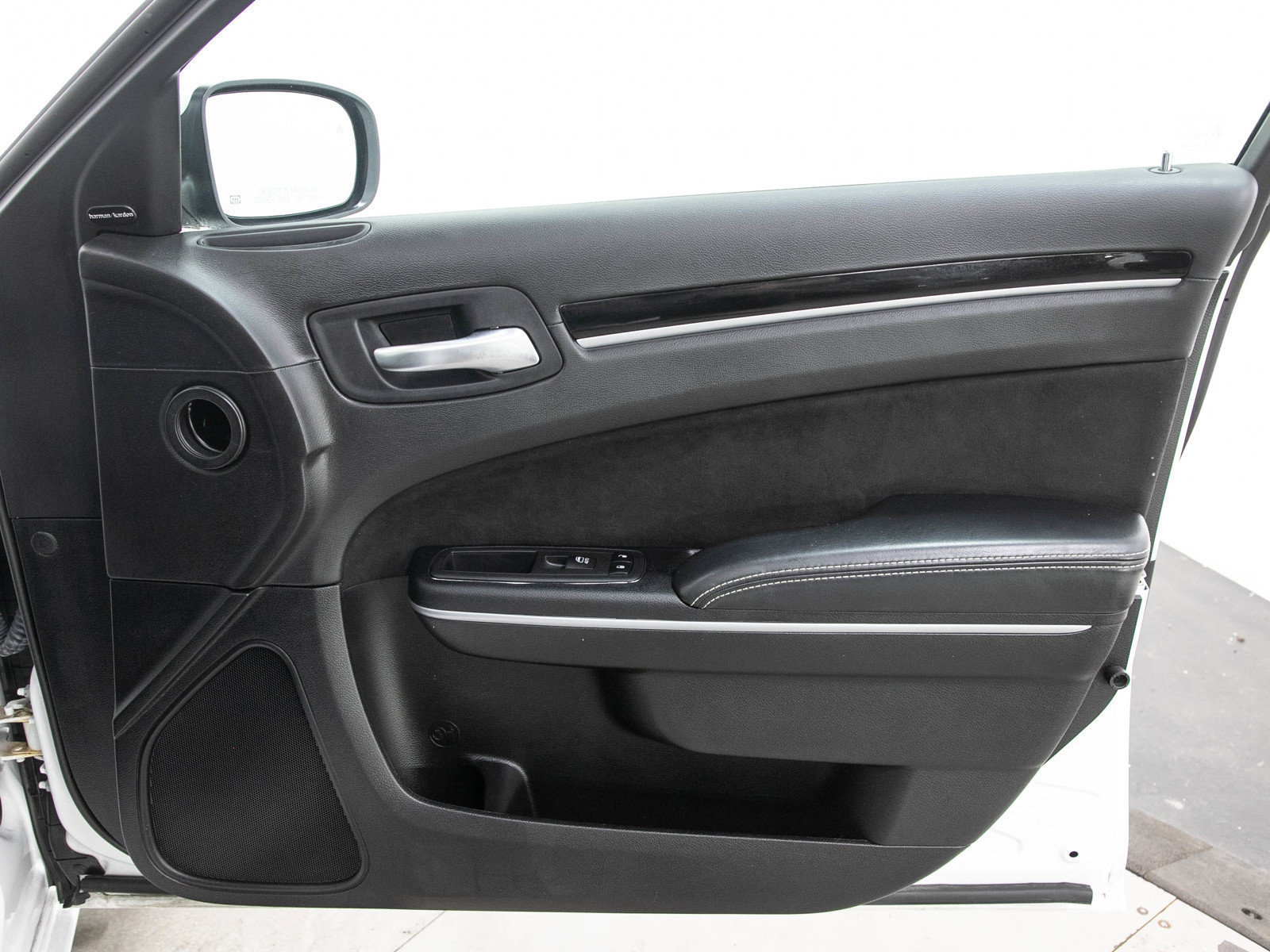Used 2023 Chrysler 300 C RWD image 11