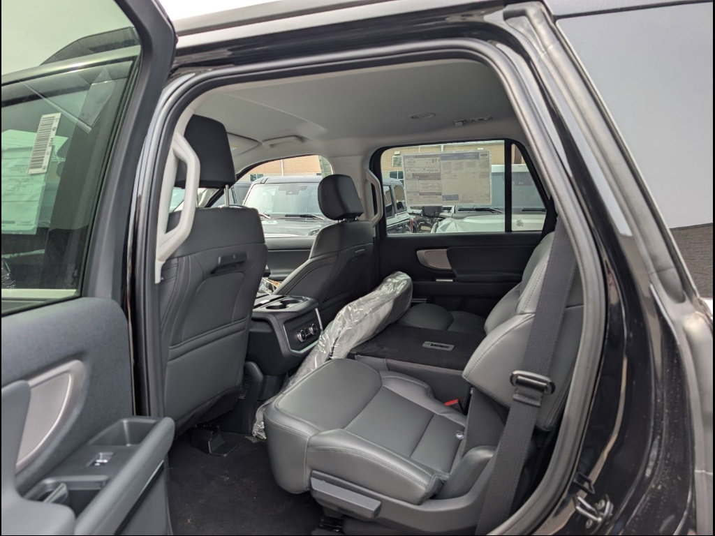 New 2026 Ford Expedition Active image 6