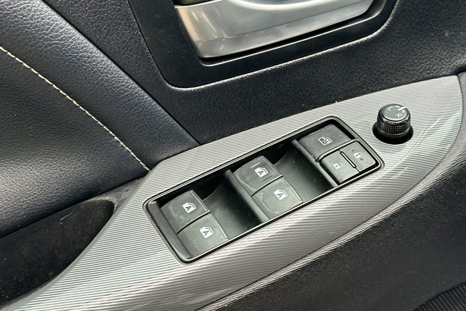 Used 2015 Toyota Sienna SE w/ SE Preferred Package FWD image 13