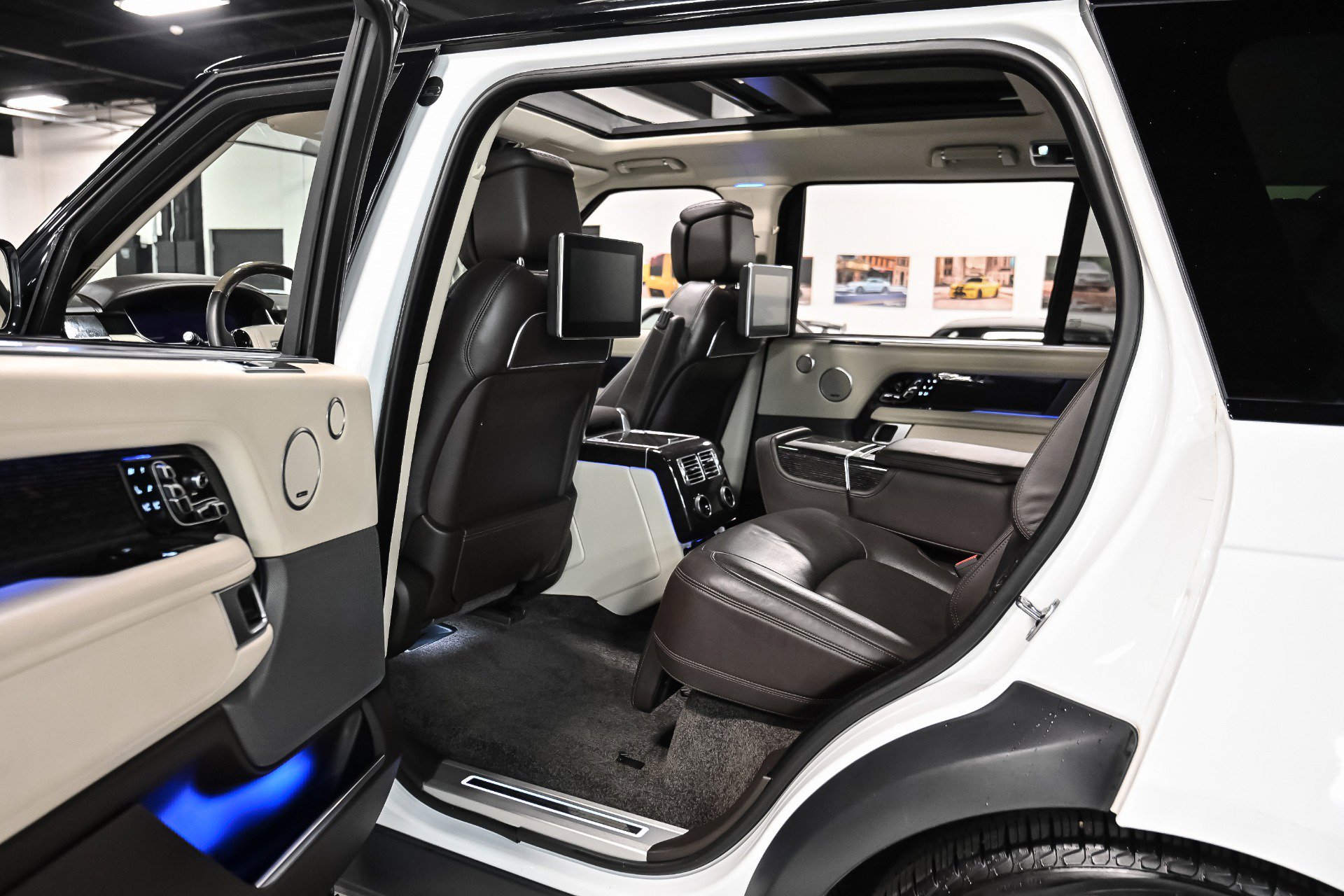 Used 2020 Land Rover Range Rover Long Wheelbase Autobiography image 11