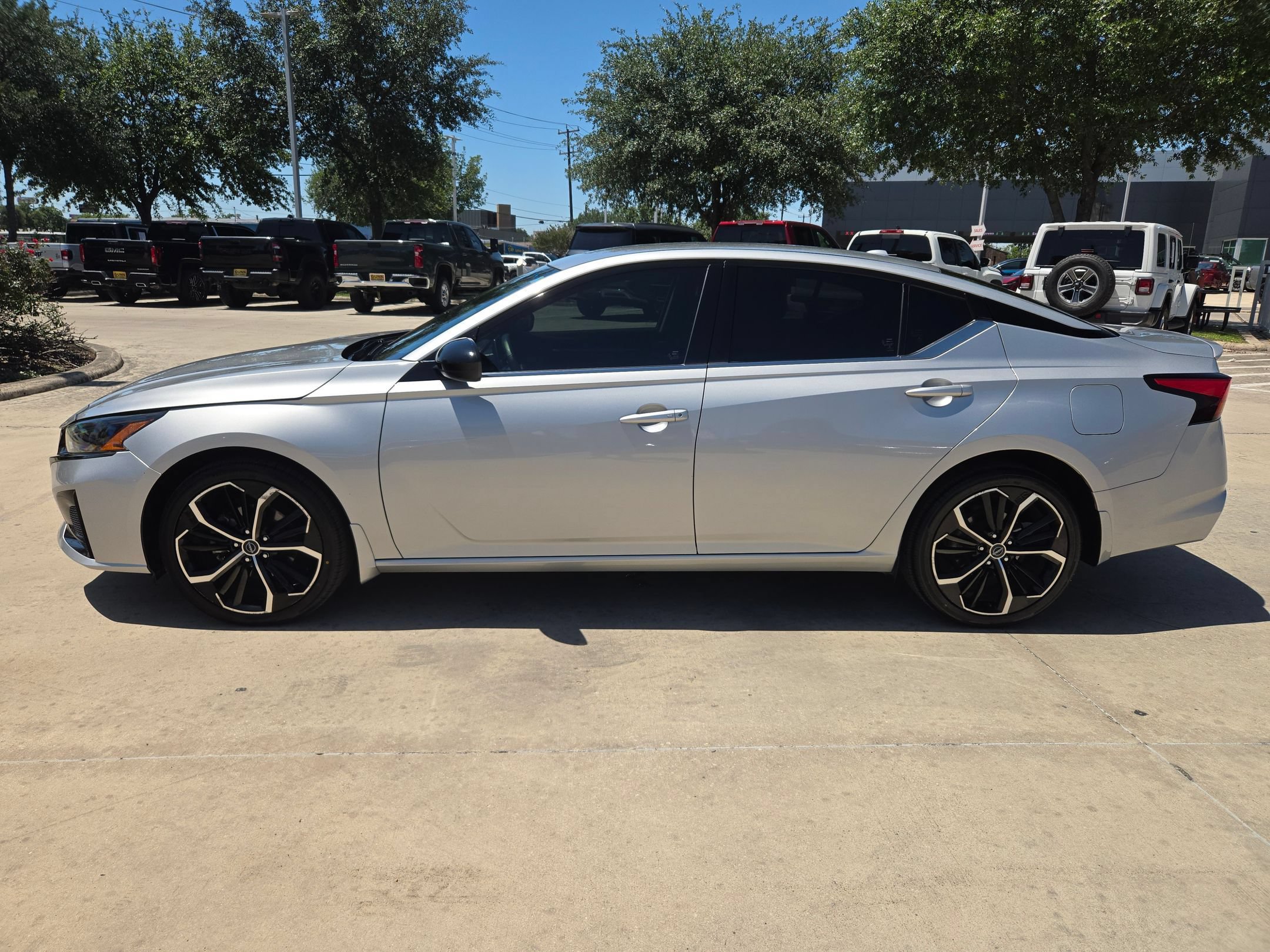 Used 2023 Nissan Altima 2.5 SR AWD/4WD image 6