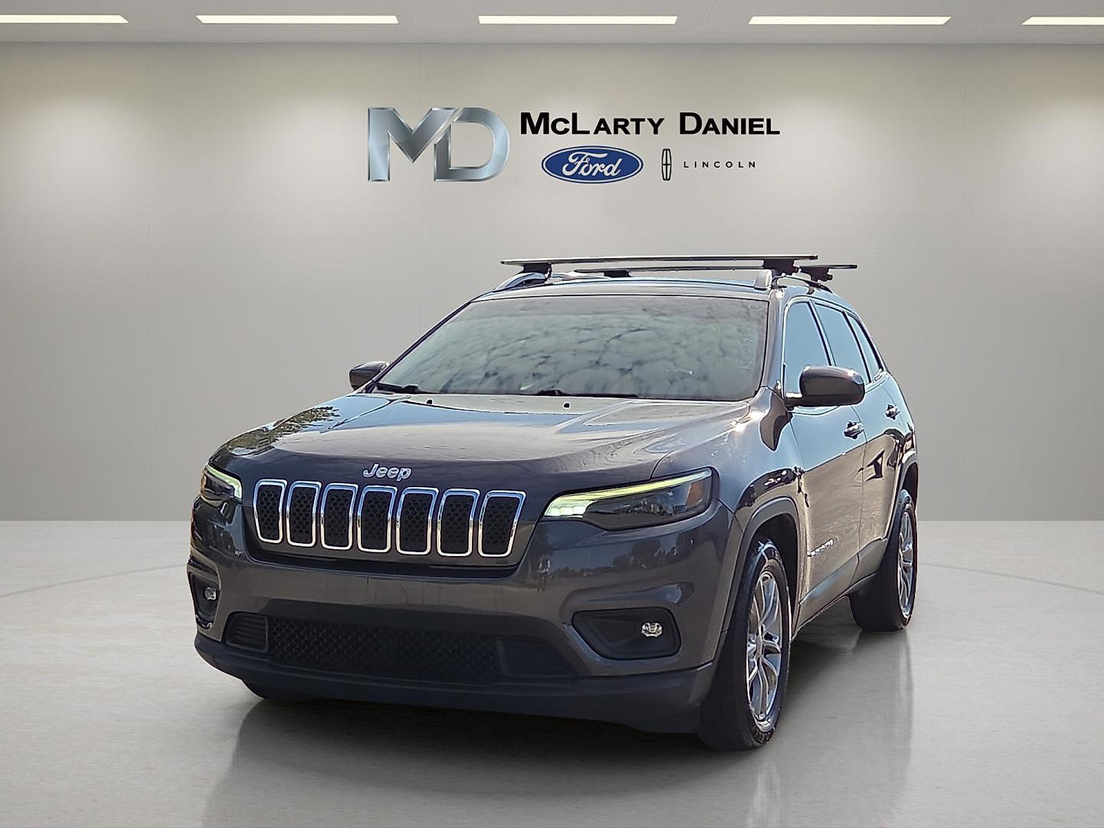 Used 2019 Jeep Cherokee Latitude Plus w/ Comfort/Convenience Group FWD image 2