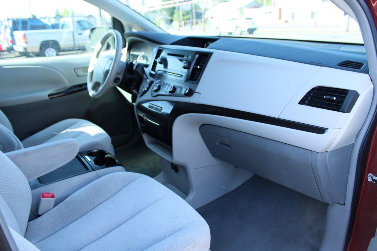 Used 2011 Toyota Sienna LE FWD image 16