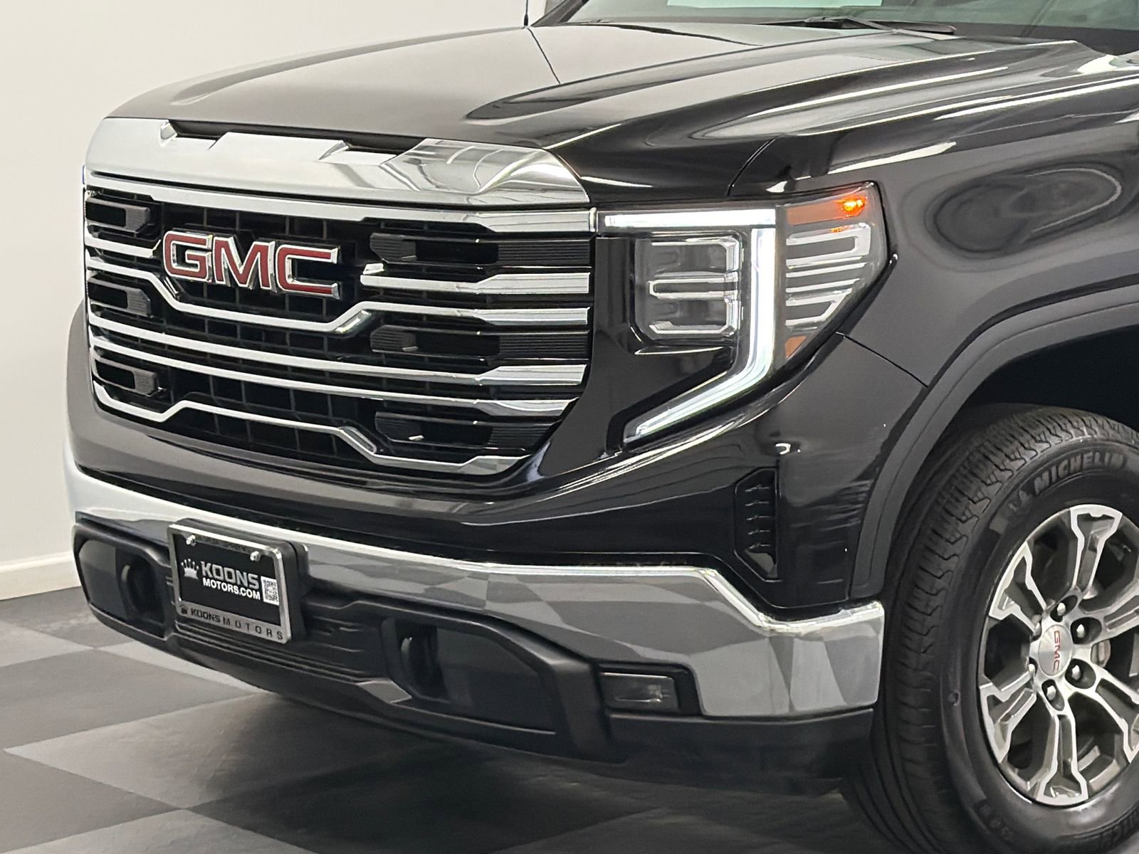 Used 2025 GMC Sierra 1500 SLT image 2