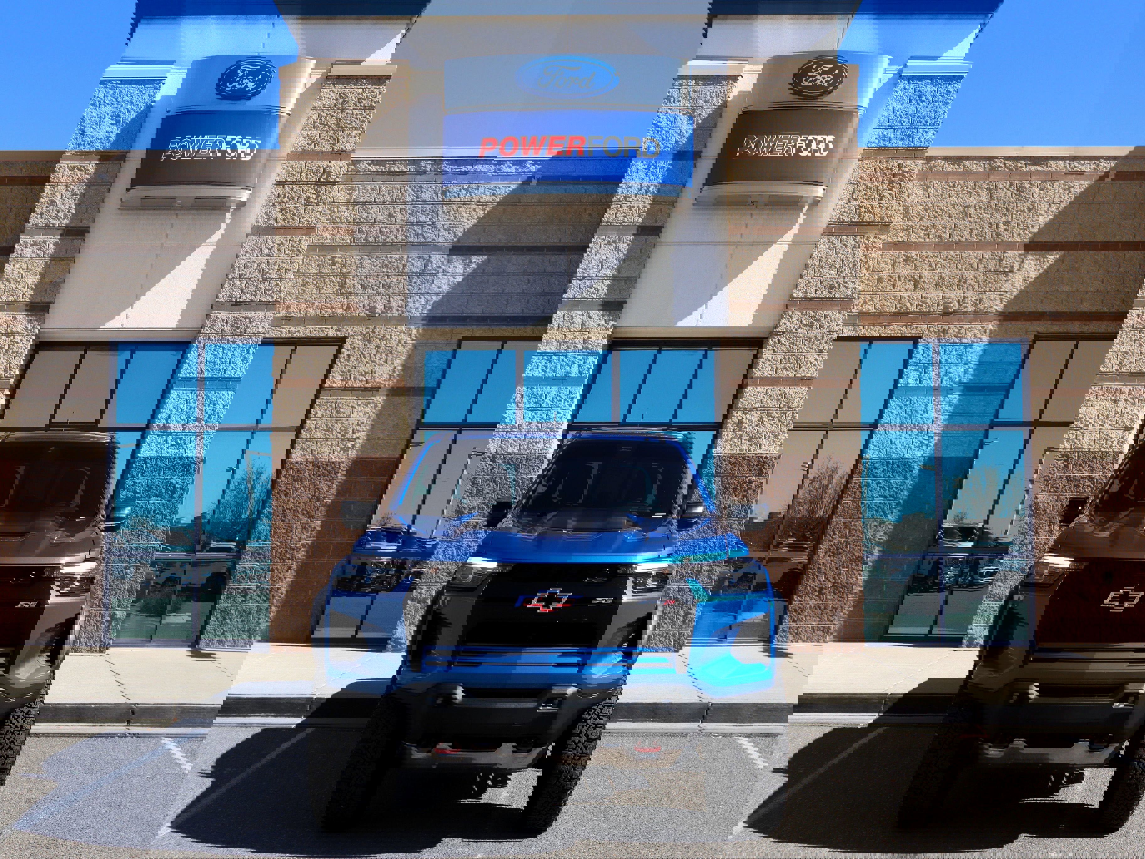 Used 2023 Chevrolet Colorado ZR2 w/ ZR2 Convenience Package III image 3