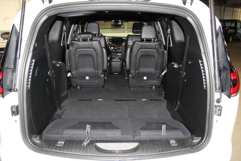 Used 2025 Chrysler Pacifica Select image 37