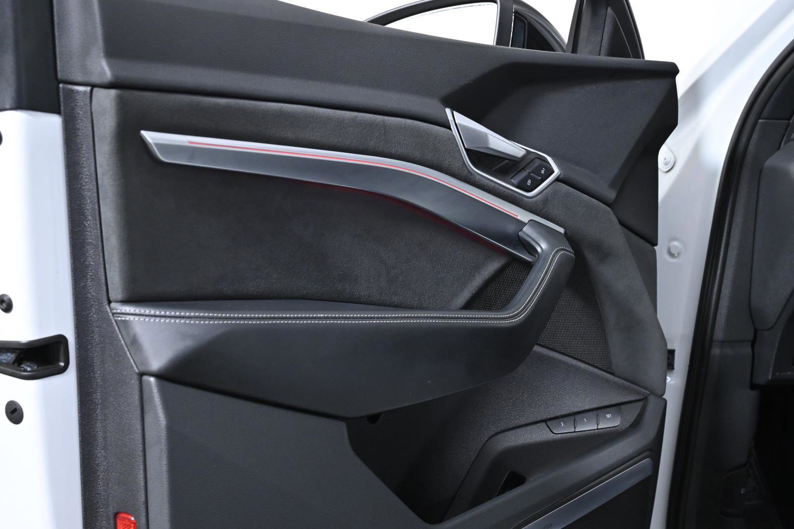 Used 2022 Audi e-tron Chronos image 32