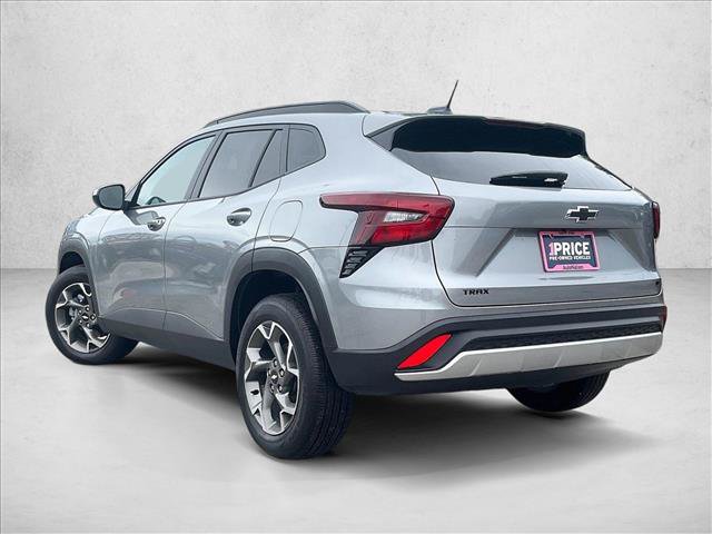 Certified 2025 Chevrolet Trax LT w/ LPO, Blackout Package FWD image 13