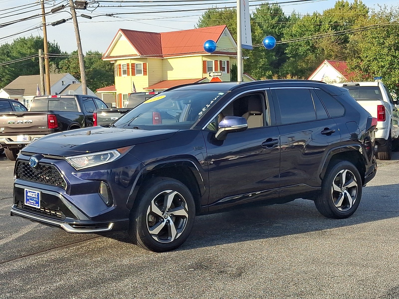 Used 2021 Toyota RAV4 SE w/ Weather & Moonroof Package AWD/4WD image 3