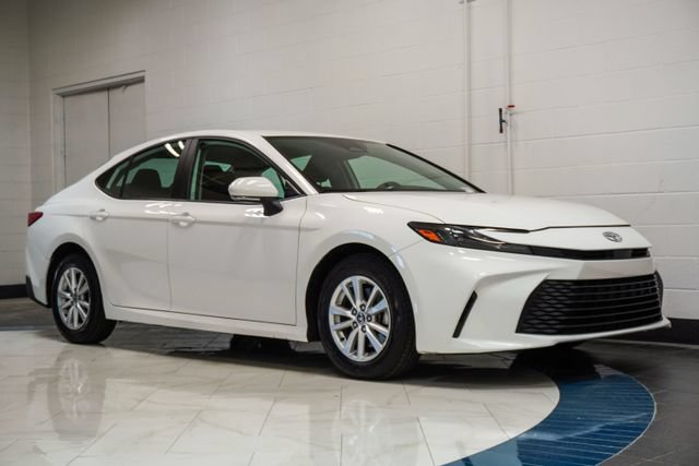 Used 2025 Toyota Camry LE FWD image 5
