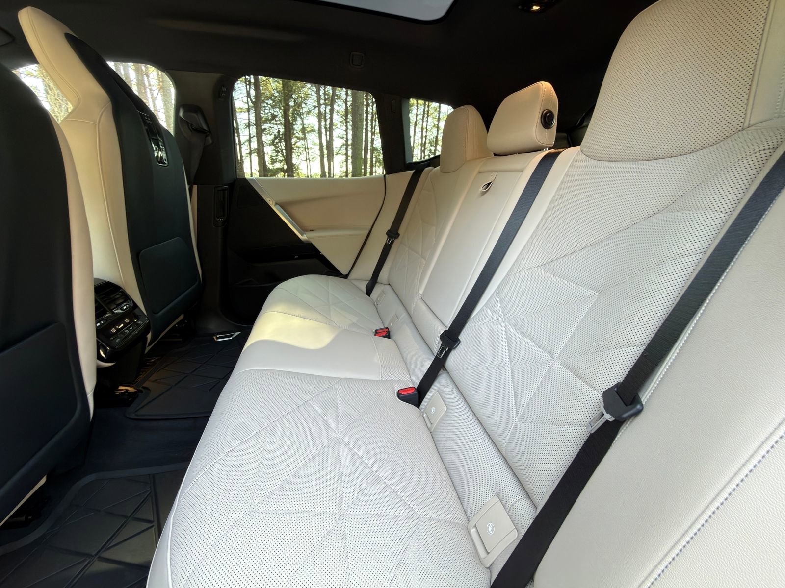 Used 2023 BMW iX xDrive50 w/ Sport Package image 14