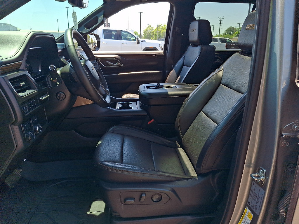 Used 2024 Chevrolet Tahoe High Country w/ Premium Package 2 AWD/4WD image 16