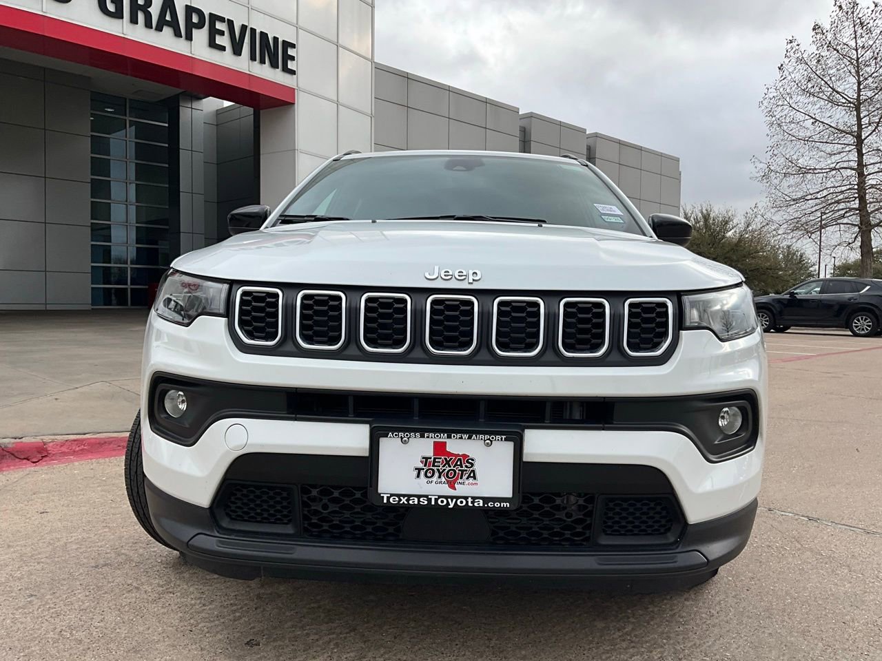 Used 2025 Jeep Compass Latitude image 3