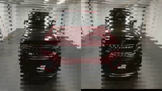 Used 2023 Jeep Grand Cherokee Laredo image 3