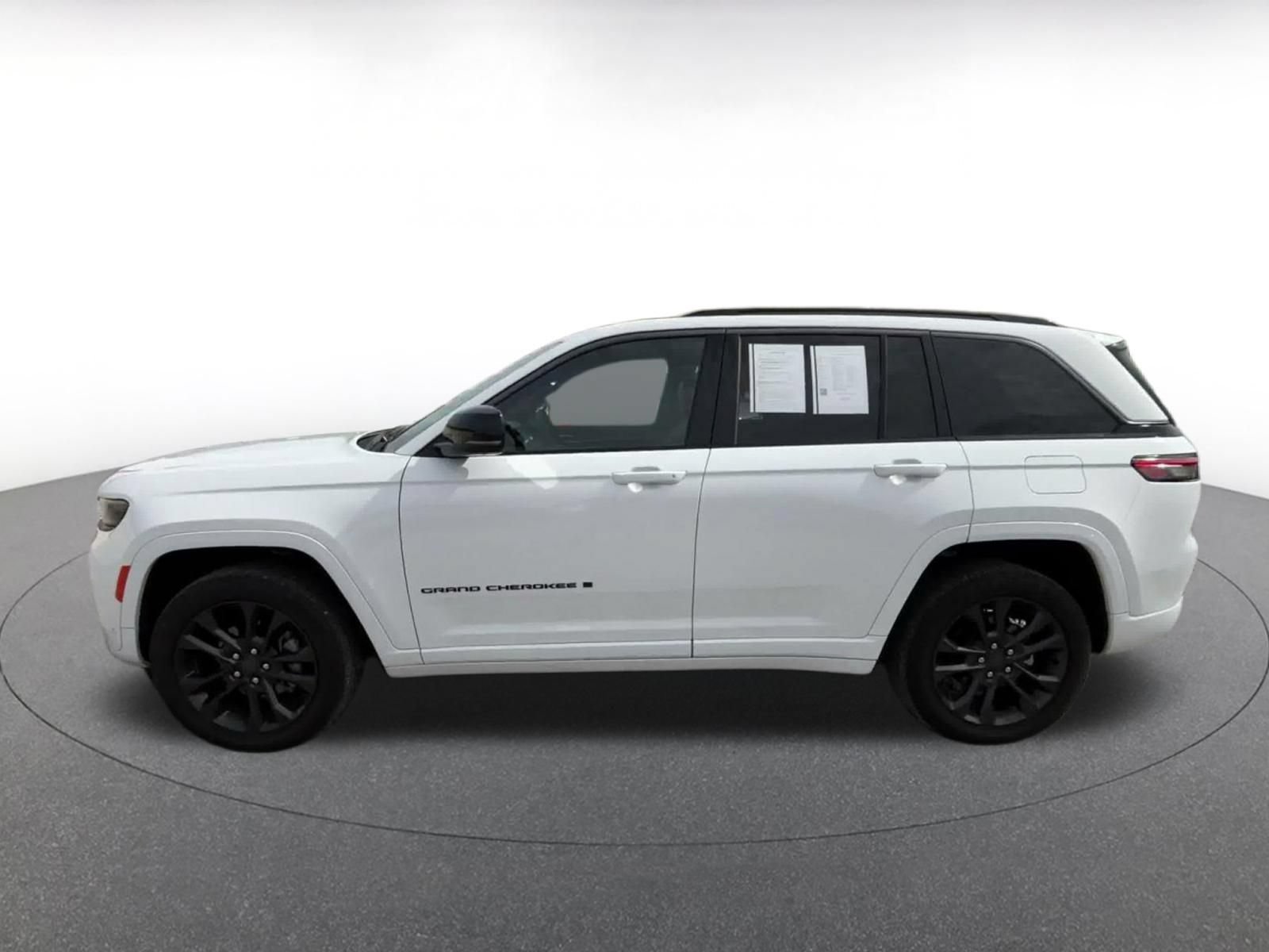 Used 2026 Jeep Grand Cherokee Limited AWD/4WD image 9