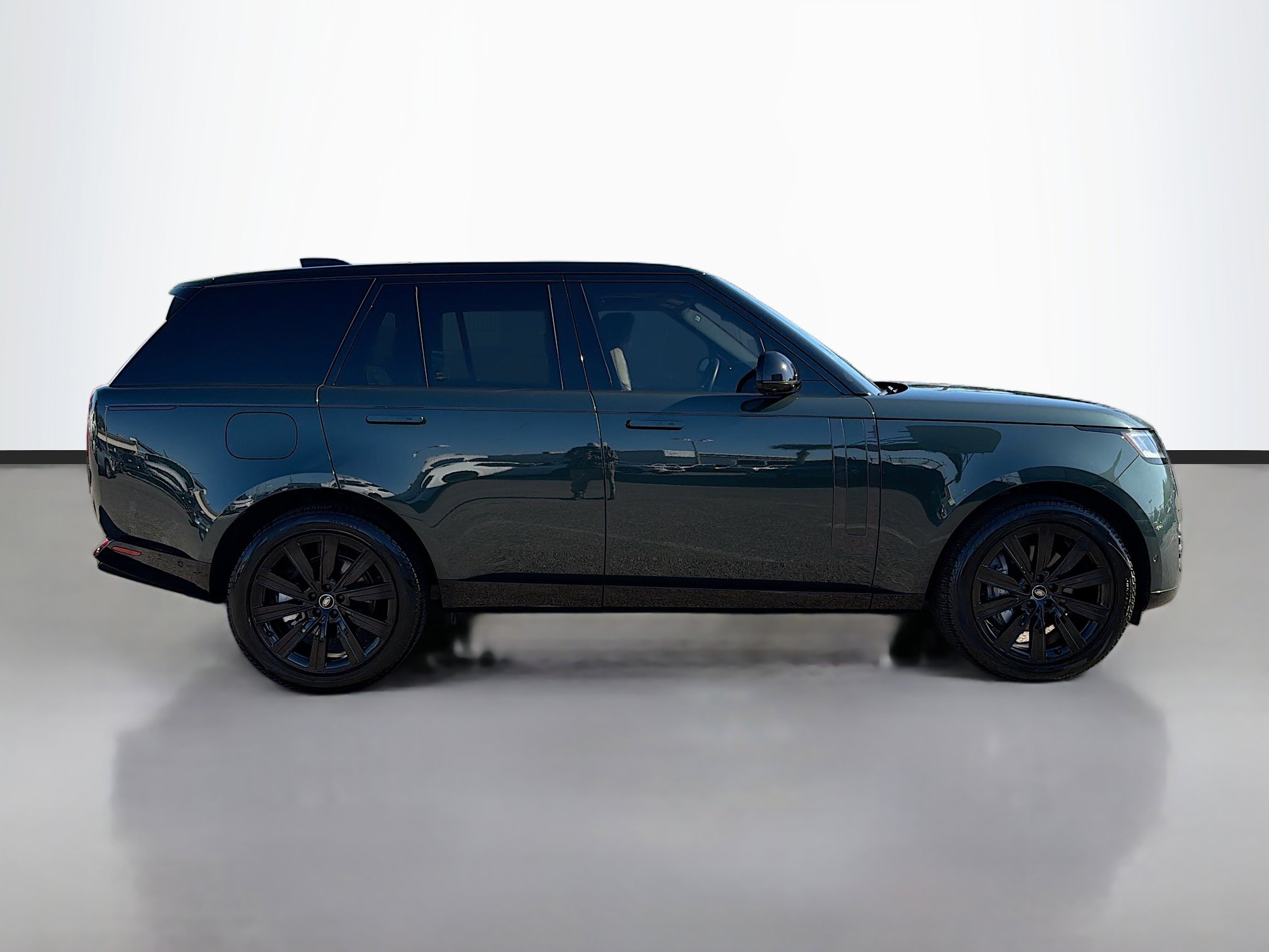 Used 2025 Land Rover Range Rover SE image 2