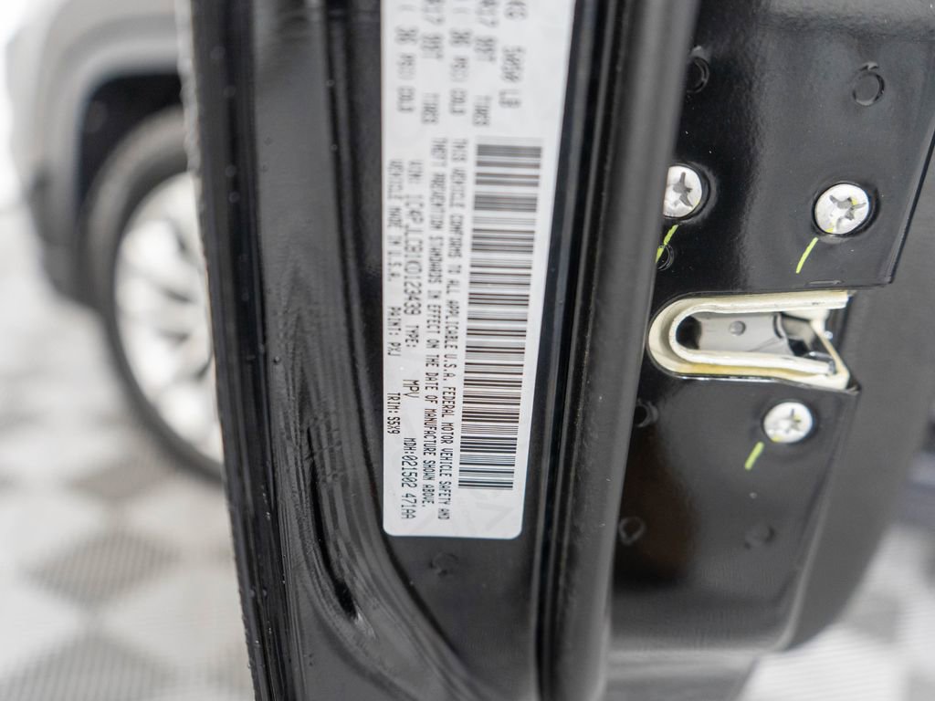 Used 2019 Jeep Cherokee Latitude w/ Popular Appearance Group image 32