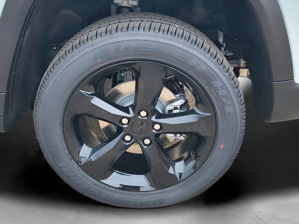 New 2025 Jeep Grand Cherokee Altitude image 3