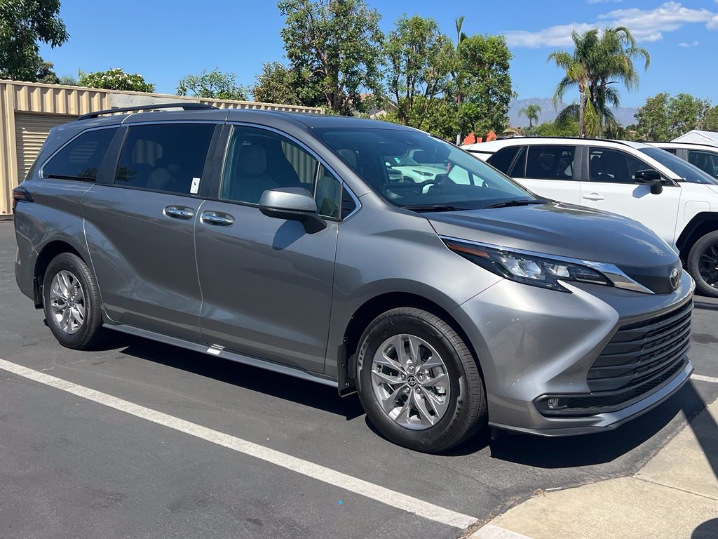 Used 2026 Toyota Sienna XLE FWD image 3