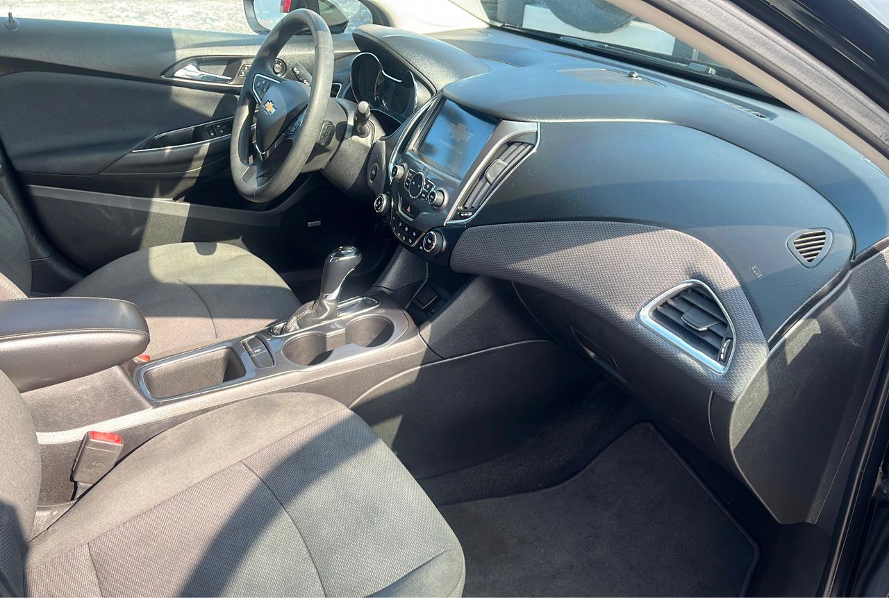 Used 2018 Chevrolet Cruze LT w/ Sun And Sound Package FWD image 13