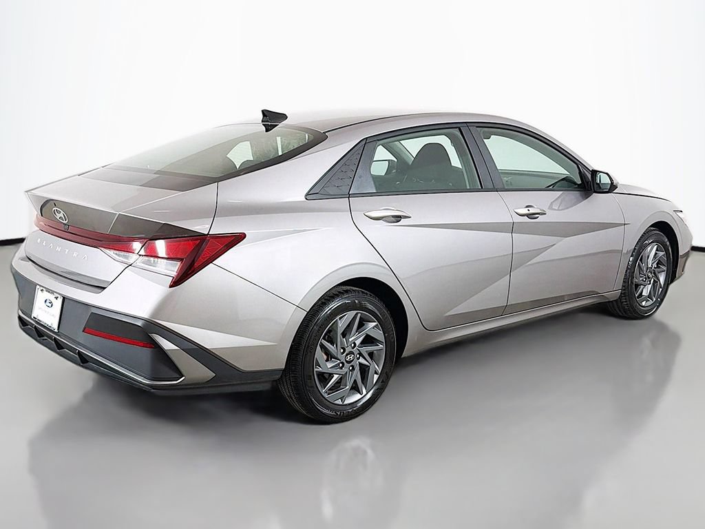 Used 2024 Hyundai Elantra SEL FWD image 11