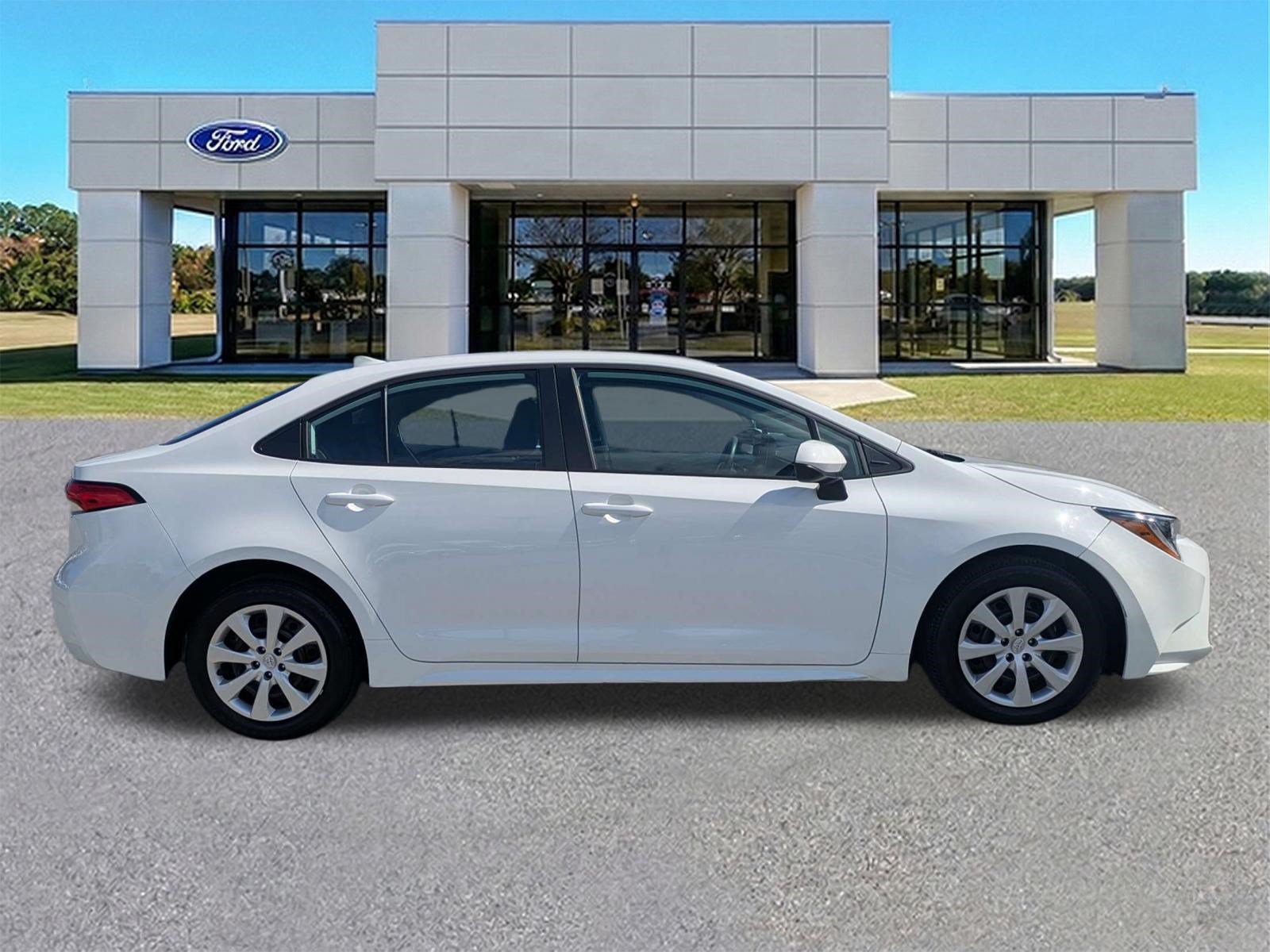 Used 2025 Toyota Corolla LE FWD image 3