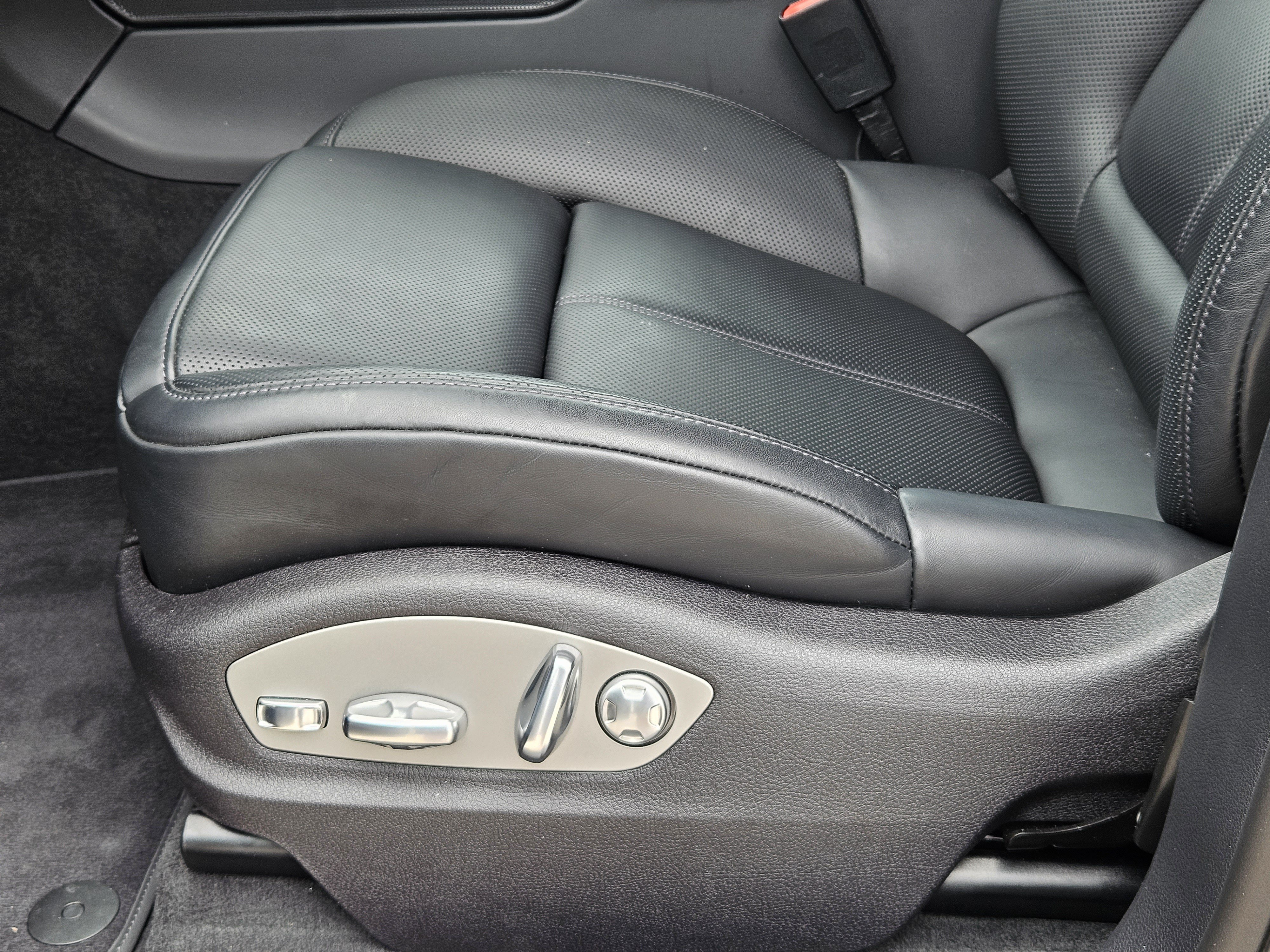 Certified 2026 Porsche Macan AWD/4WD image 23
