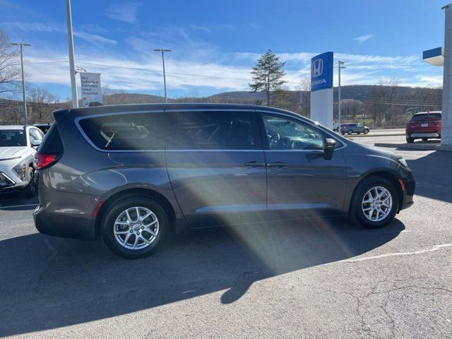 Used 2023 Chrysler Pacifica Touring-L image 3