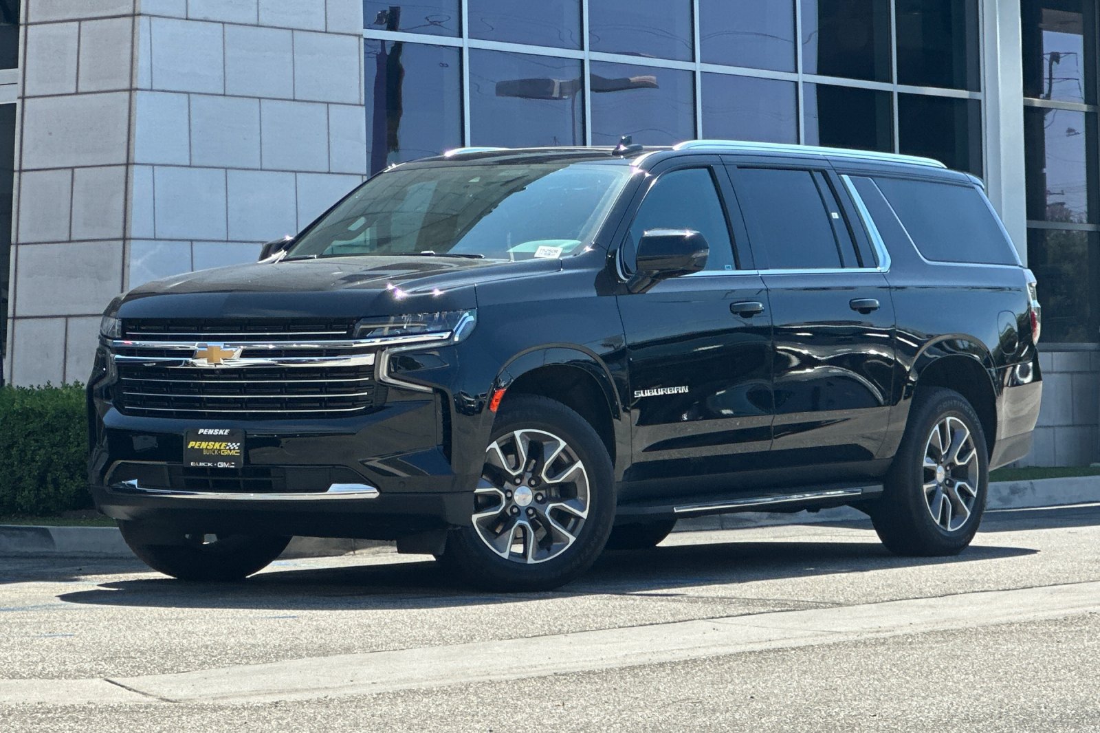 Used 2024 Chevrolet Suburban LT w/ LT Signature Plus Package RWD image 8