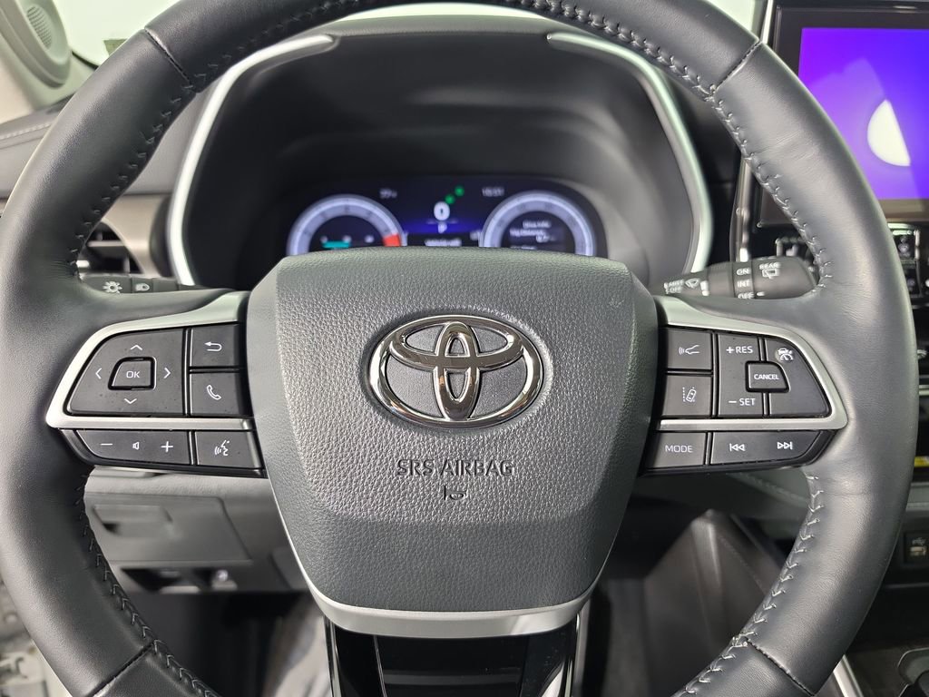 Used 2024 Toyota Highlander Limited FWD image 13