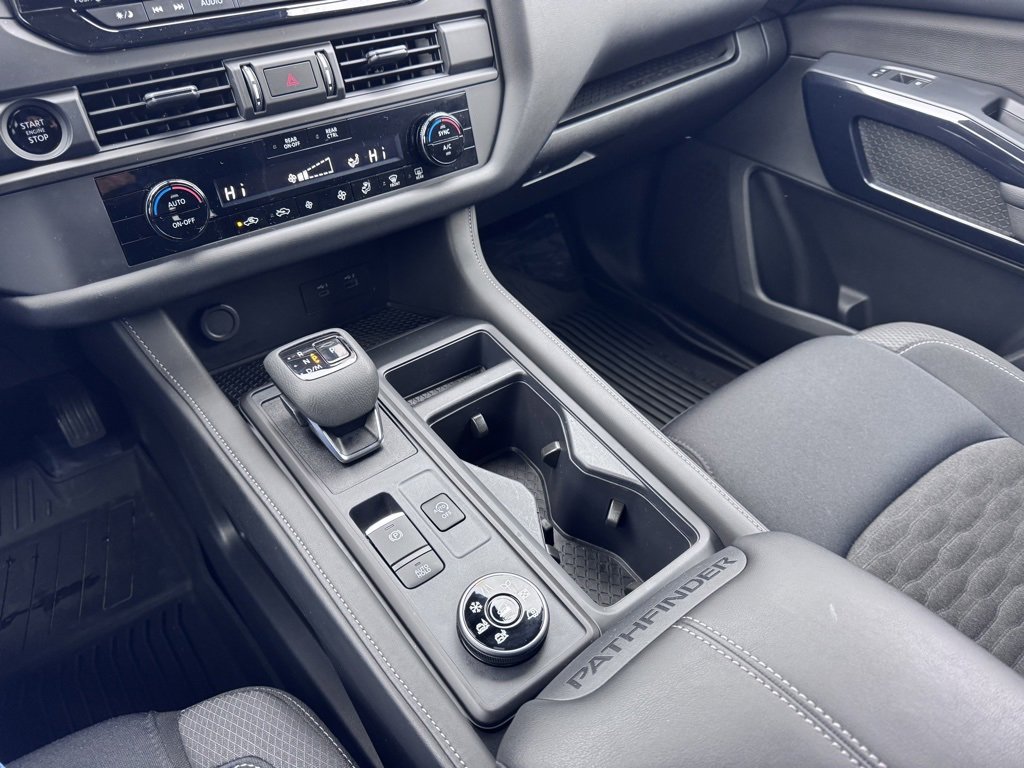 Used 2025 Nissan Pathfinder S image 18
