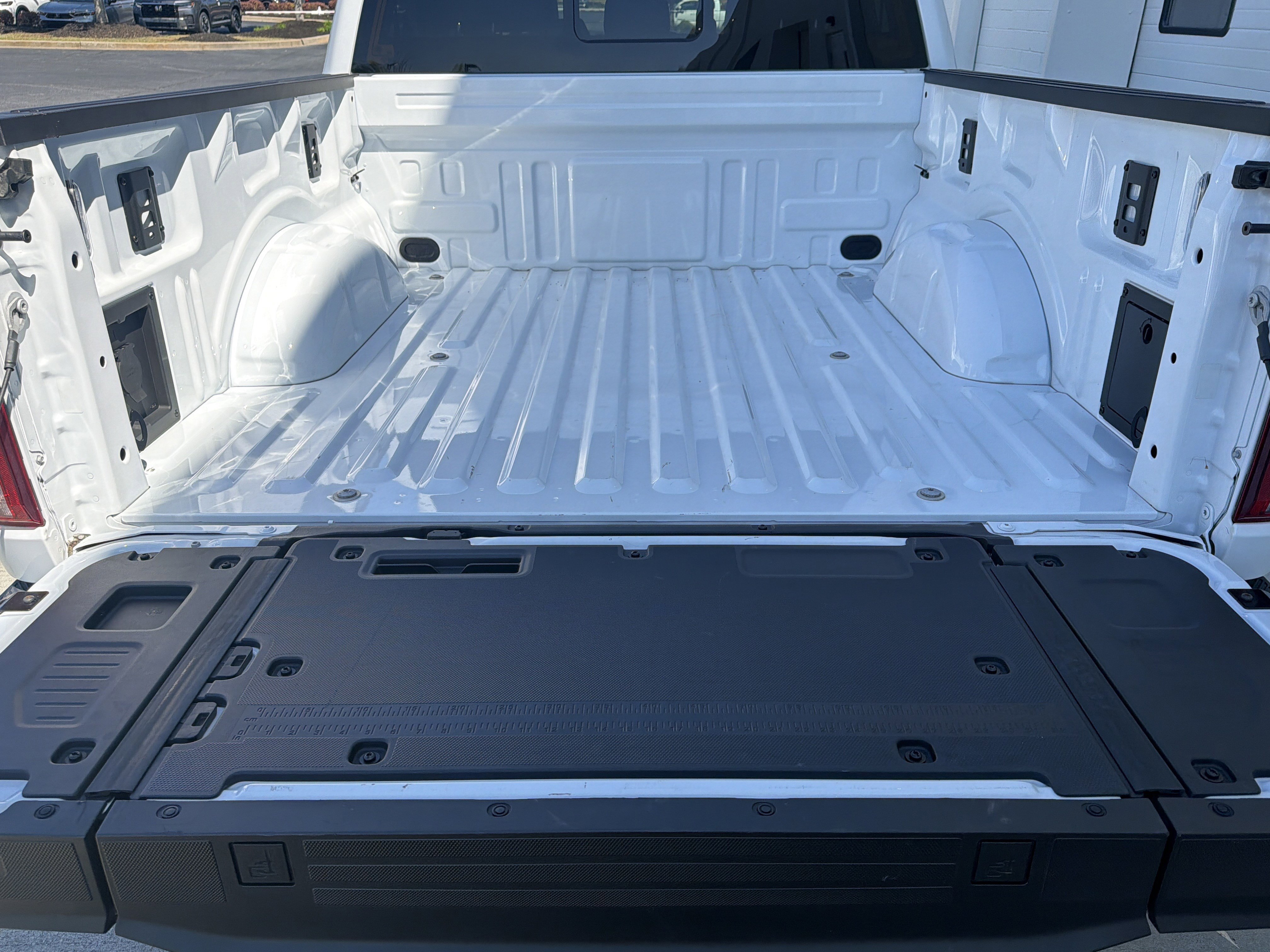 Used 2025 Ford F150 Lariat w/ Equipment Group 501A Mid image 30