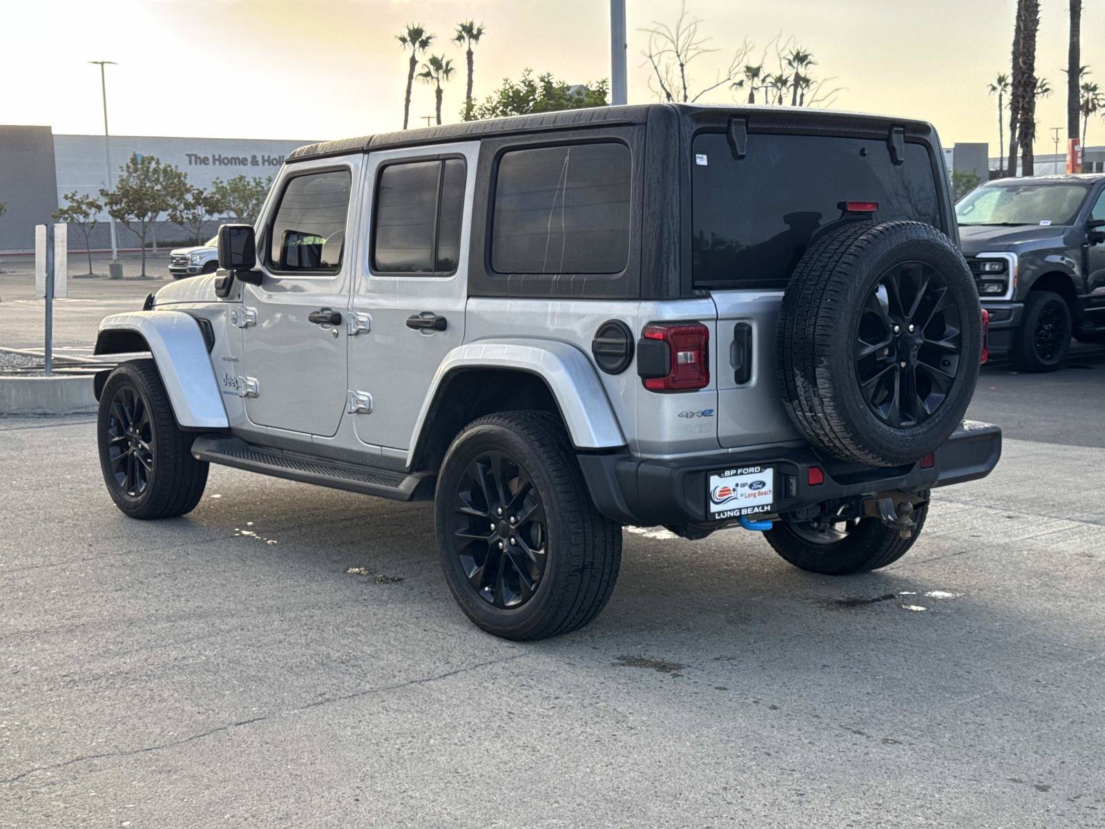 Used 2023 Jeep Wrangler Unlimited Sahara w/ Cold Weather Group AWD/4WD image 5