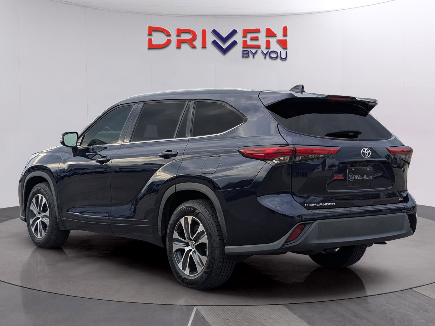 Used 2022 Toyota Highlander XLE FWD image 3