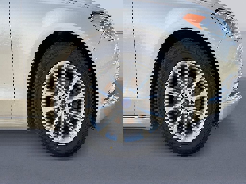 Used 2017 Ford Fusion SE w/ Fusion SE Technology Package image 9