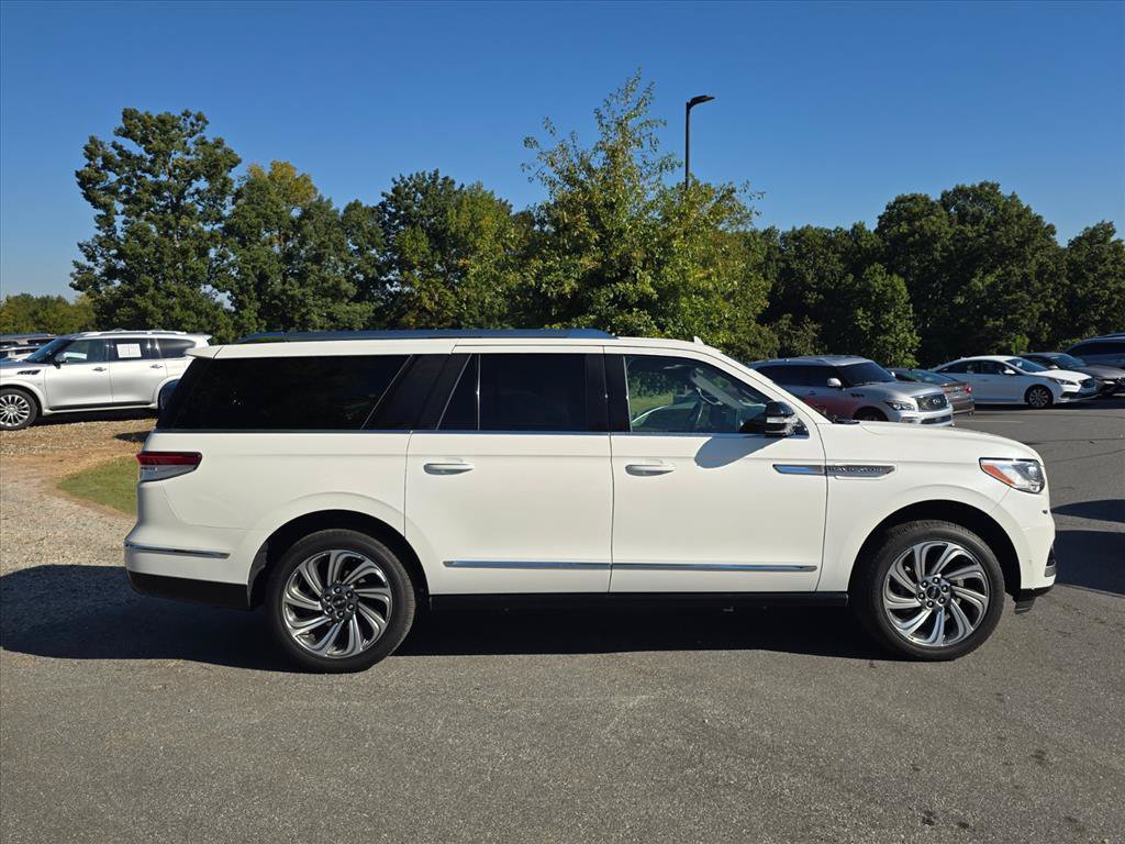 Used 2024 Lincoln Navigator L Reserve AWD/4WD image 2