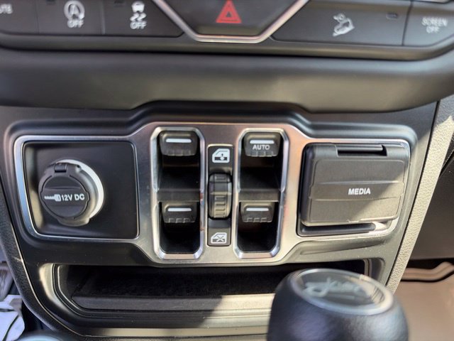 Used 2019 Jeep Wrangler Unlimited Sahara w/ Uconnect 4C Nav & Sound Group AWD/4WD image 23