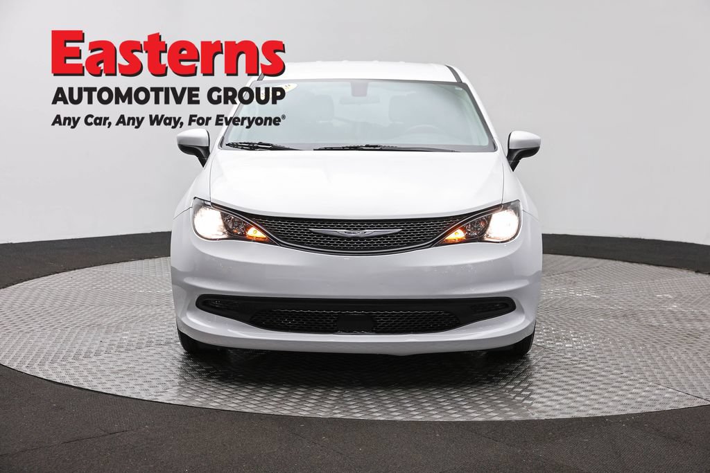 Used 2022 Chrysler Voyager LX FWD image 2