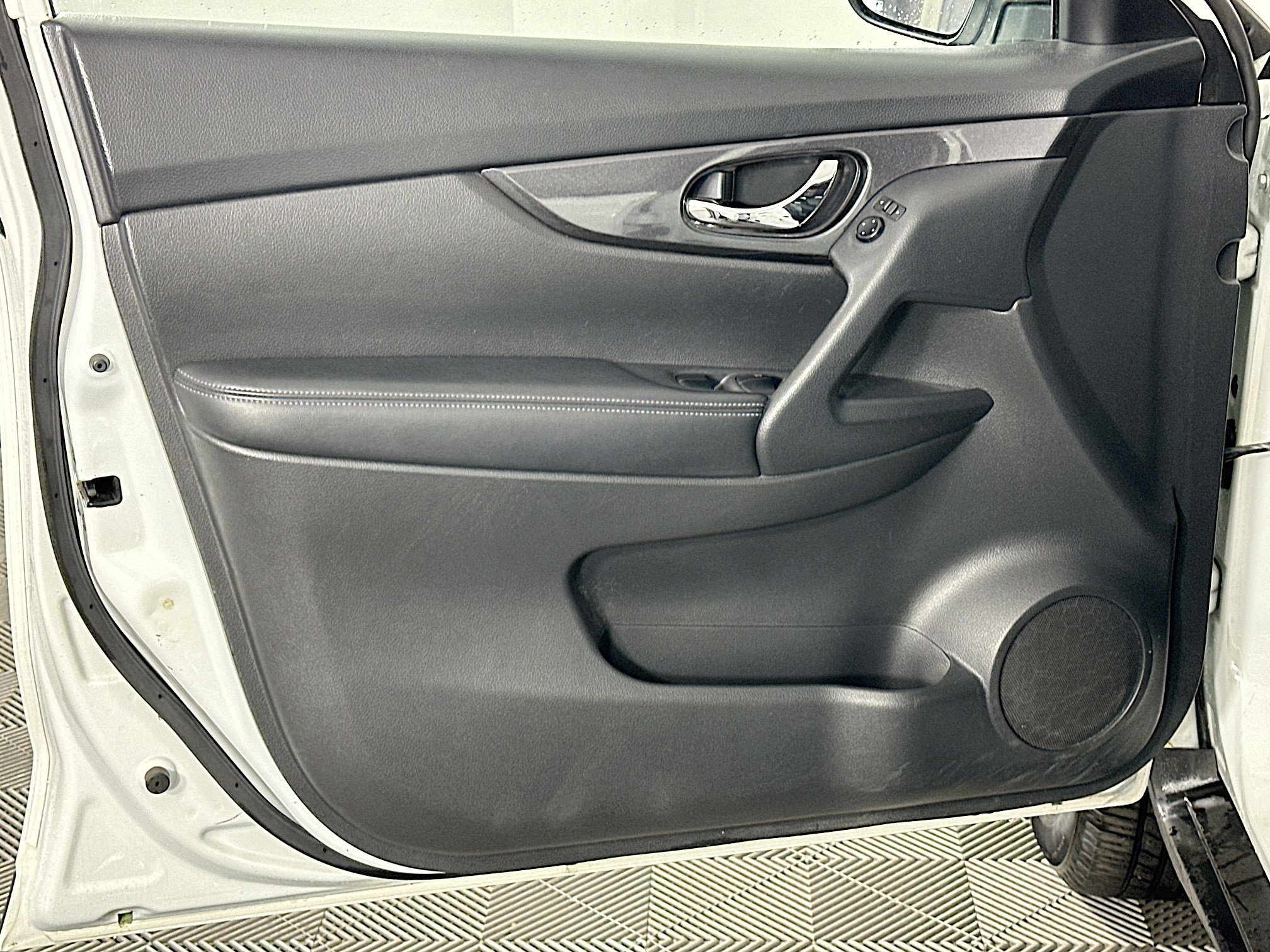 Used 2017 Nissan Rogue SV image 19