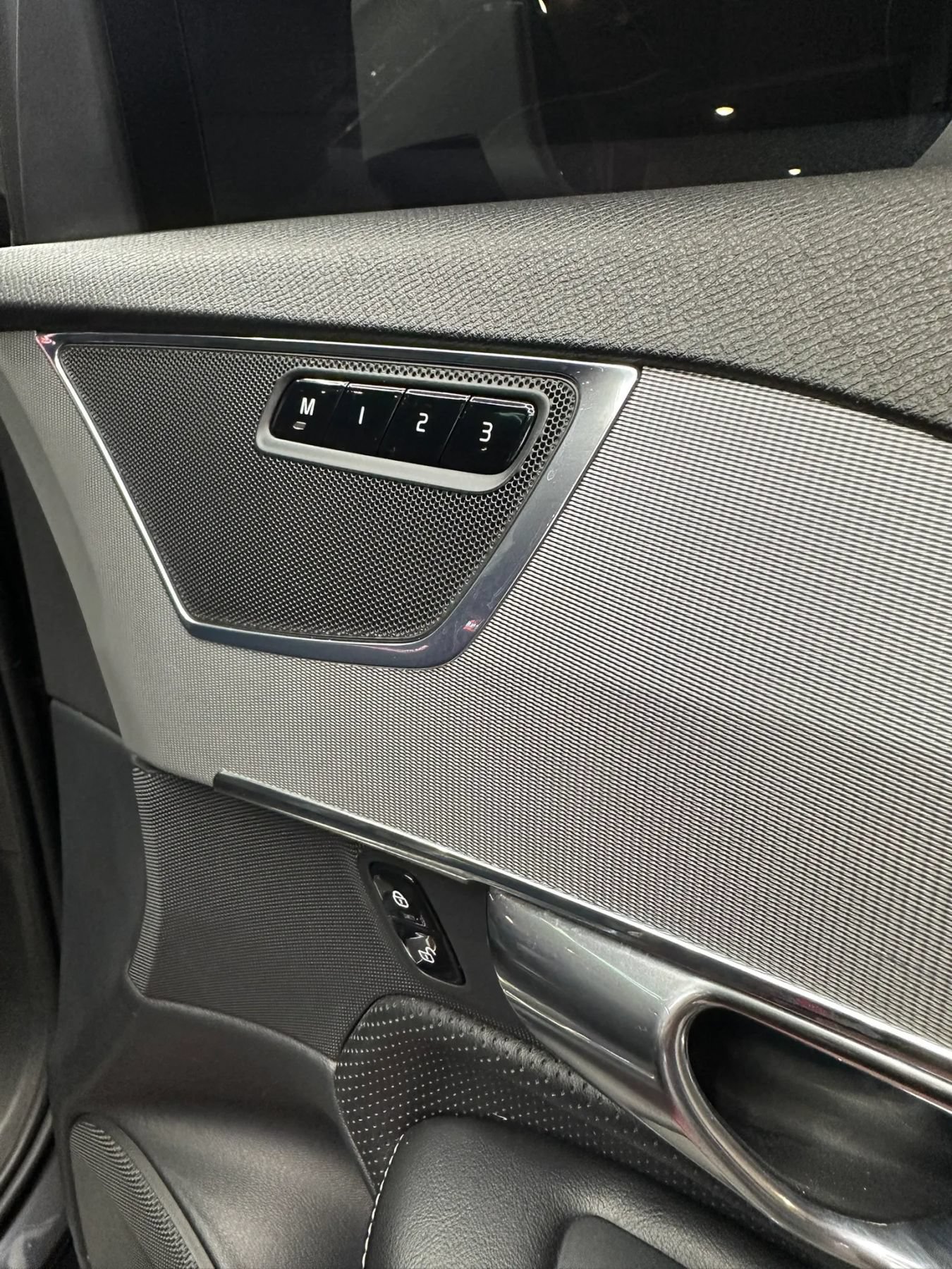 Used 2016 Volvo XC90 T5 R-Design FWD image 29