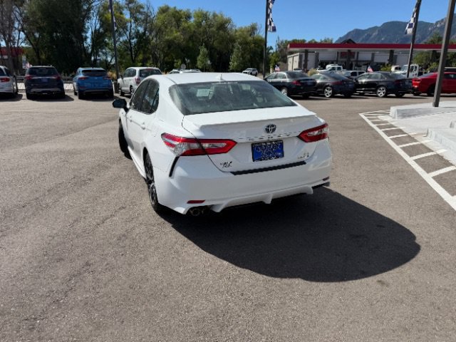 Used 2020 Toyota Camry SE w/ Sunroof Package FWD image 9
