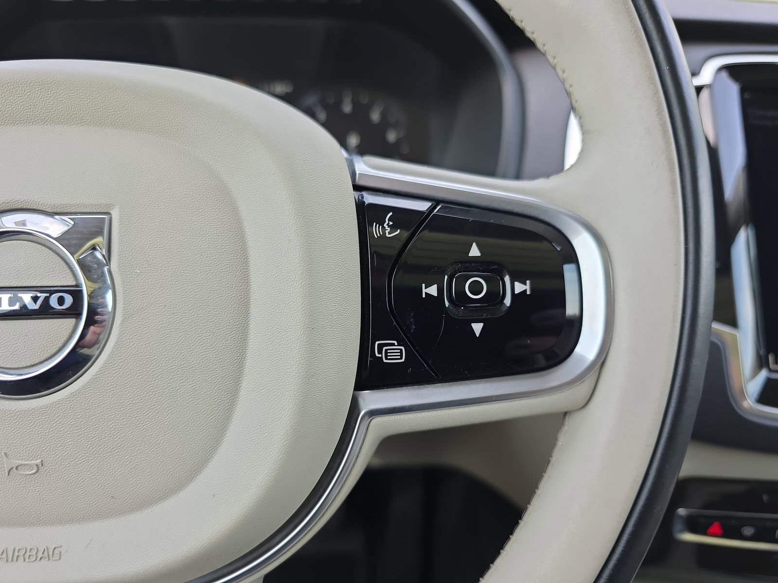 Used 2018 Volvo XC90 T6 Momentum w/ Convenience Package AWD/4WD image 19