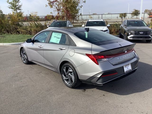 Used 2025 Hyundai Elantra SEL w/ Cargo Package FWD image 8