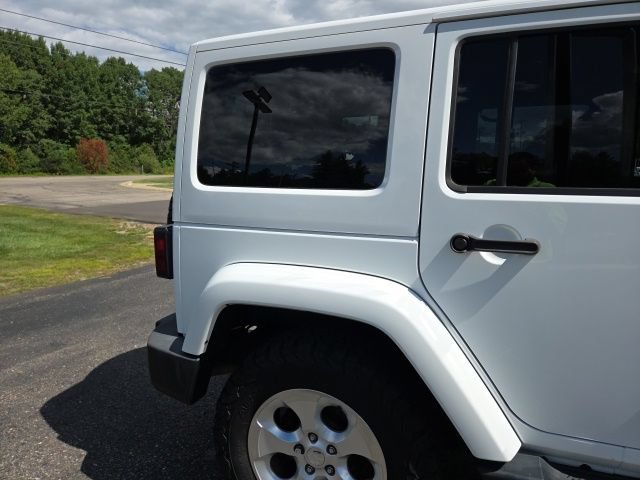 Used 2015 Jeep Wrangler Unlimited Sahara w/ Connectivity Group AWD/4WD image 28