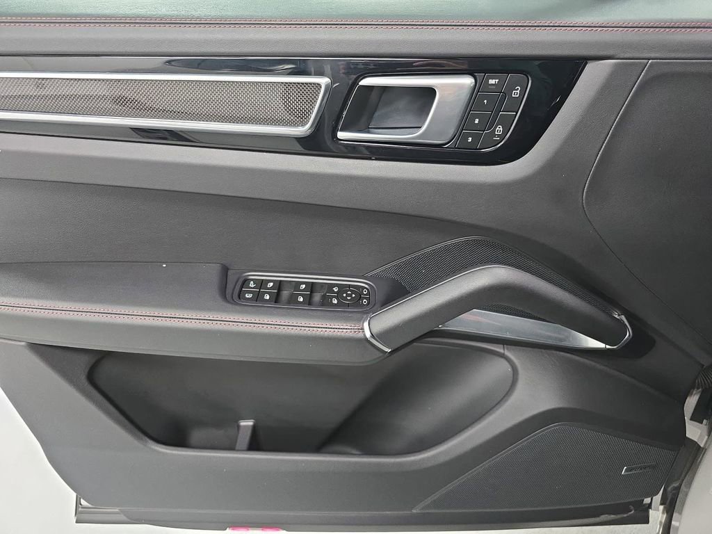 Certified 2023 Porsche Cayenne Turbo S AWD/4WD image 23