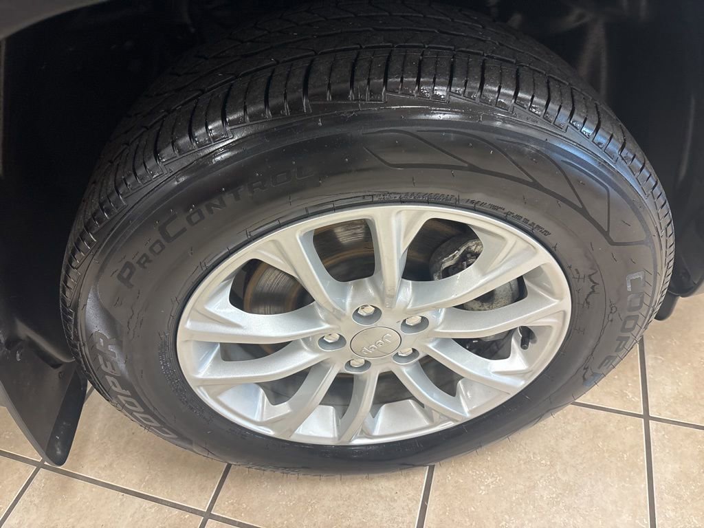 Used 2022 Jeep Cherokee Latitude Lux AWD/4WD image 32