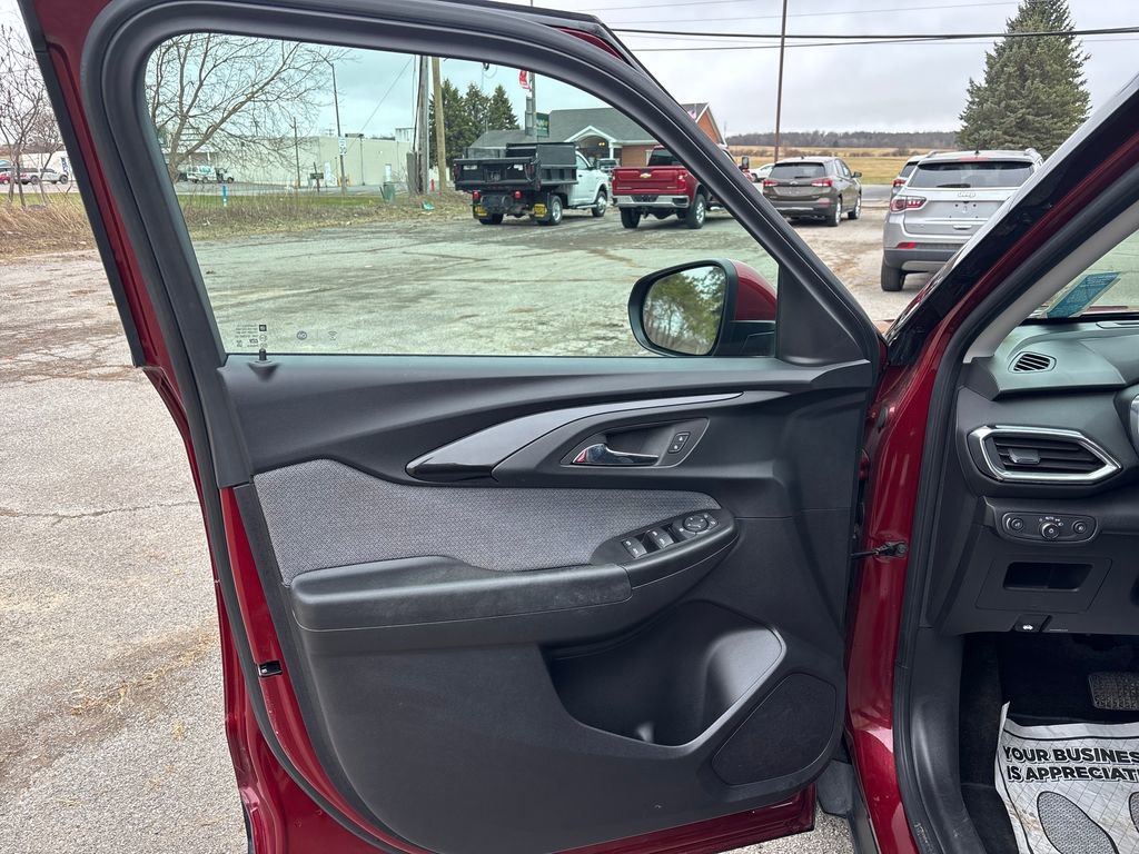 Used 2023 Chevrolet TrailBlazer LT FWD image 21